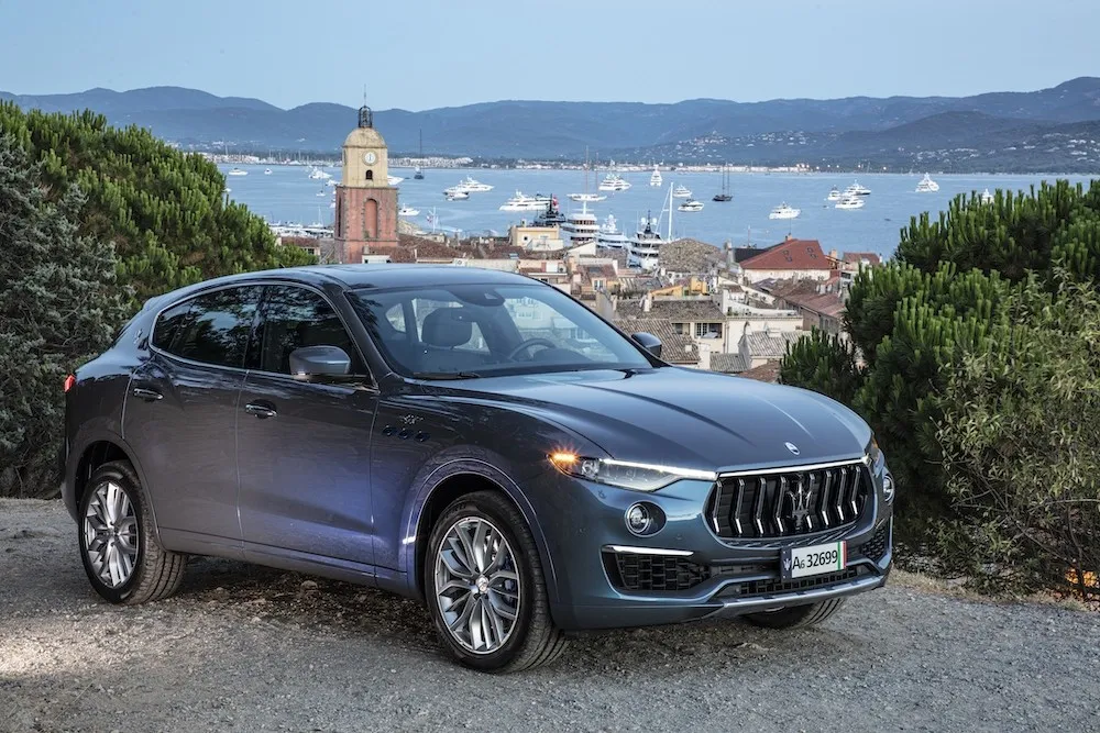 Akzente in Kobaltblau machen den Levante GT Hybrid nach außen kenntlich.